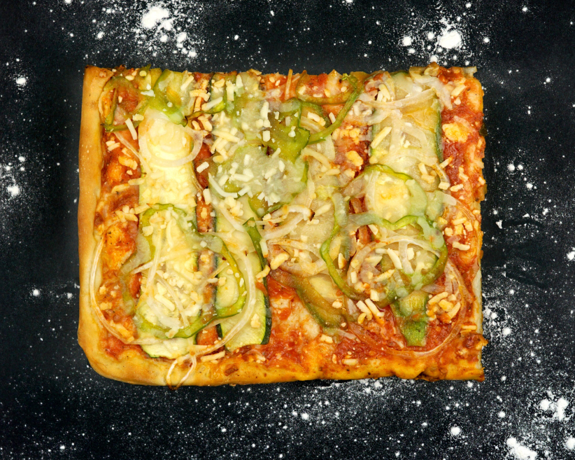 Pizza zucchini Olive & Tomate